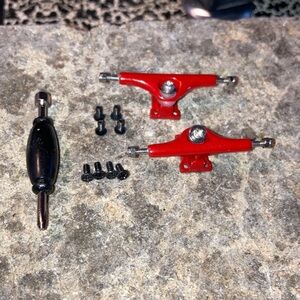 34mm reverse kingpin fingerboard trucks